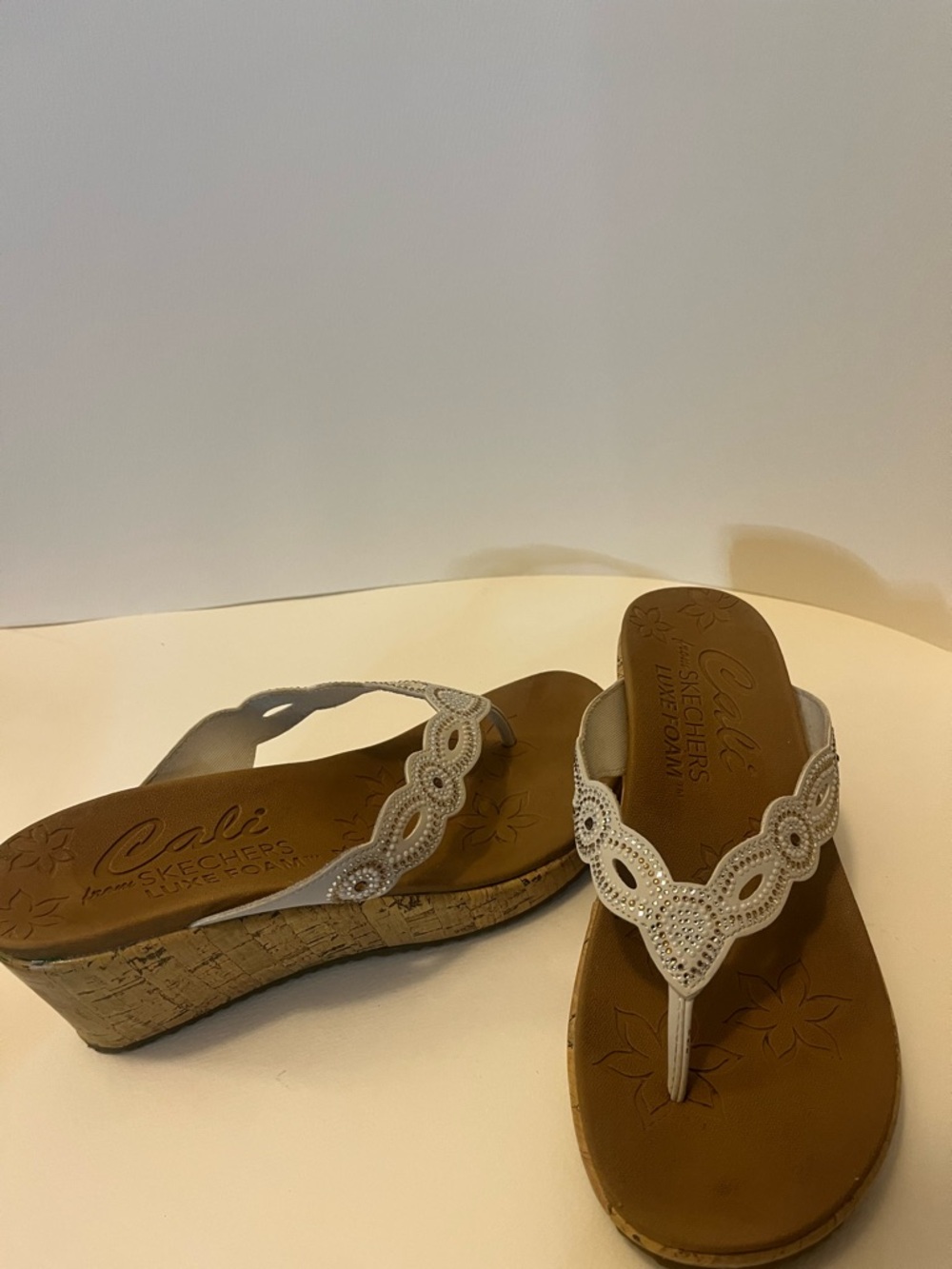 Skechers Women's White Beaded Luxe Foam Thong Sandals - Picture 6 of 6